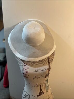 Elegant Wide-Brim Straw Sun Hat in Cream